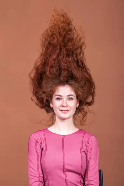 Волосся Вгору Портрет Молодої Жінки — стокове фото