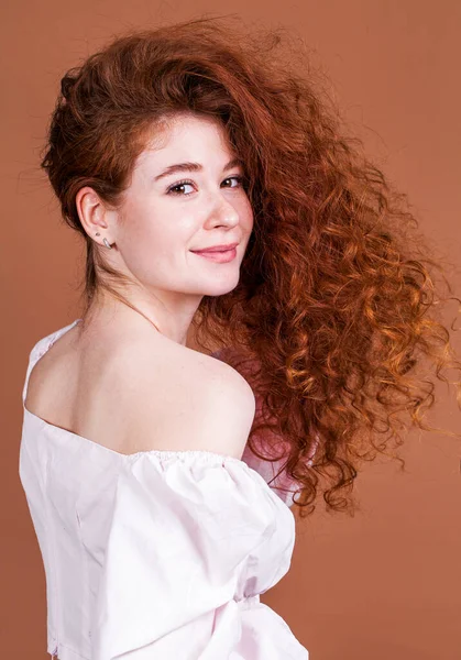 Крупним Планом Портрет Молодої Красивої Дівчини Червоного Волосся — стокове фото