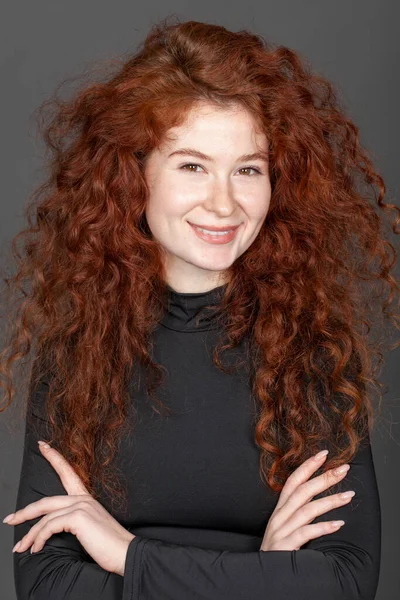 Retrato Uma Jovem Linda Menina Ruiva Isolada Fundo Cinza — Fotografia de Stock