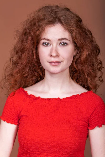 Close Retrato Uma Jovem Linda Menina Cabelo Vermelho — Fotografia de Stock