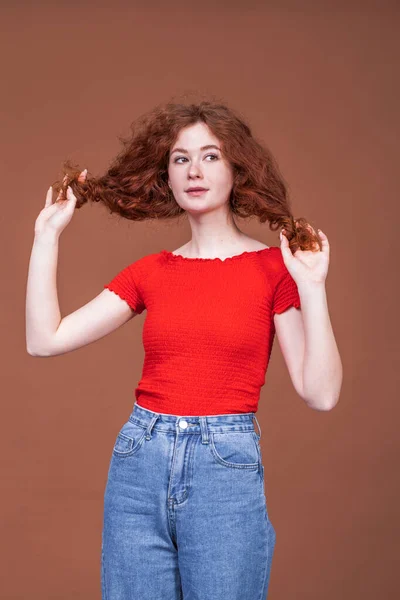 Közelkép Portré Egy Fiatal Gyönyörű Vörös Hajú Lány — Stock Fotó