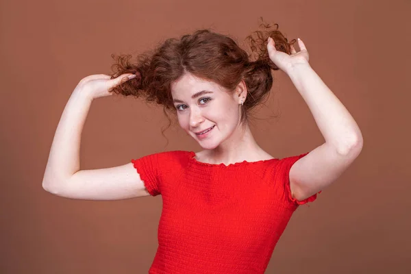 Close Retrato Uma Jovem Linda Menina Cabelo Vermelho — Fotografia de Stock