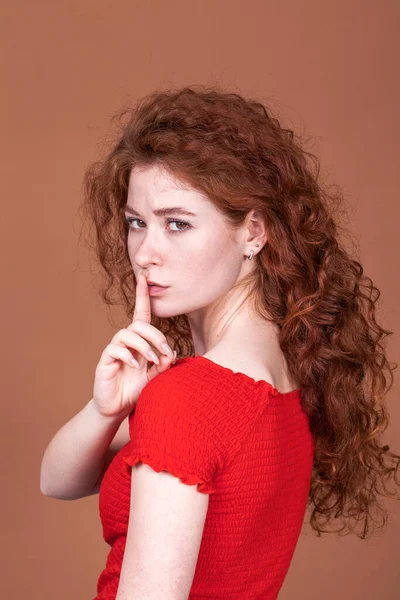 Close Retrato Uma Jovem Linda Menina Cabelo Vermelho — Fotografia de Stock