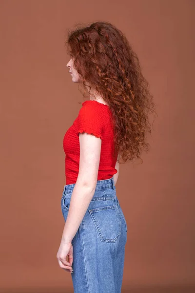 Visão Traseira Retrato Uma Menina Cabelos Vermelhos — Fotografia de Stock