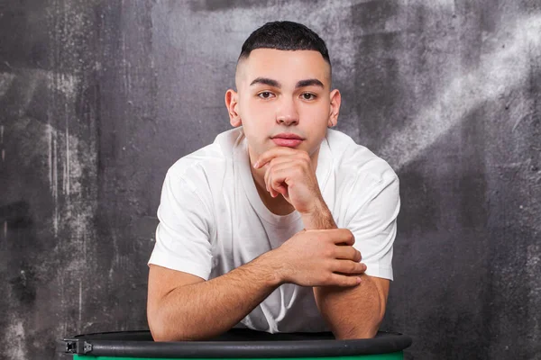 Retrato Cara Jovem Uma Camiseta Branca — Fotografia de Stock