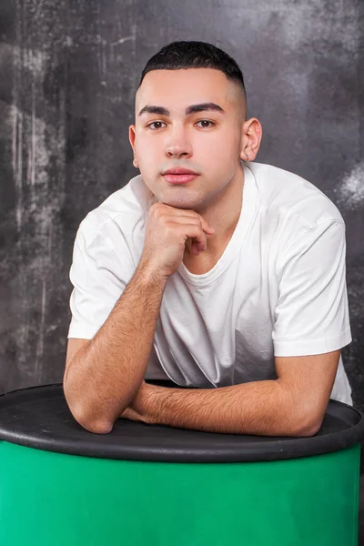 Retrato Cara Jovem Uma Camiseta Branca — Fotografia de Stock