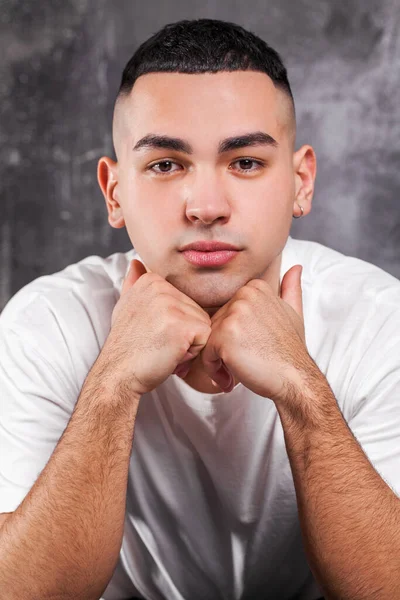 Portret Van Een Jonge Man Een Wit Shirt — Stockfoto