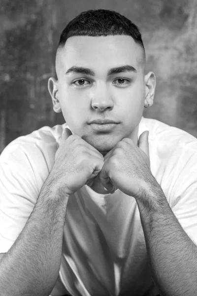 Retrato Cara Jovem Uma Camiseta Branca — Fotografia de Stock