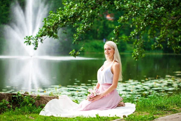 Full Length Portrait Young Woman Resting Pond Summer Park — Stock Photo, Image