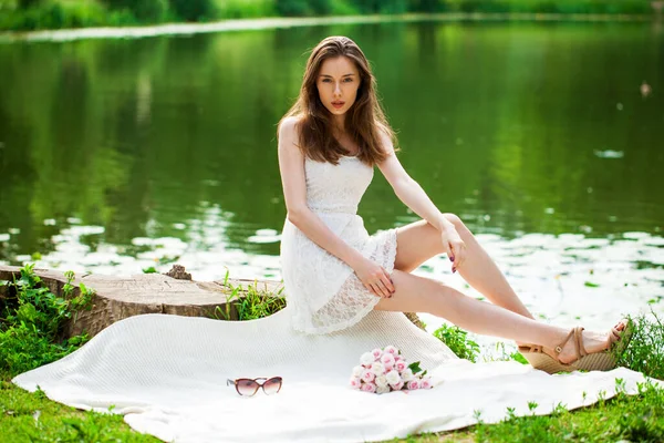 全身ポートレートの若いです美しいです女性に白いドレスにポーズでザ湖 — ストック写真