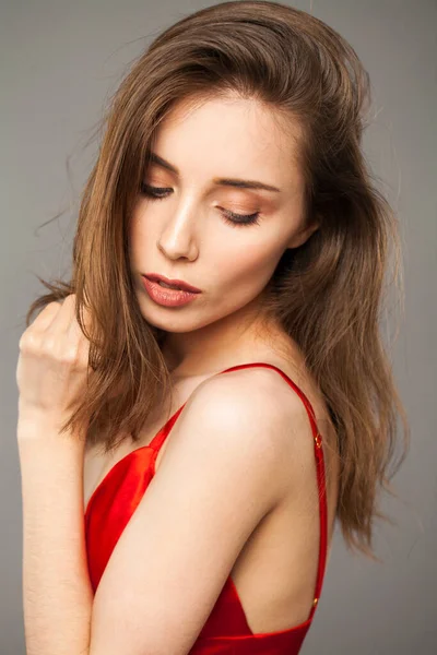 Joven Mujer Morena Hermosa Vestido Rojo Aislado Sobre Fondo Gris —  Fotos de Stock