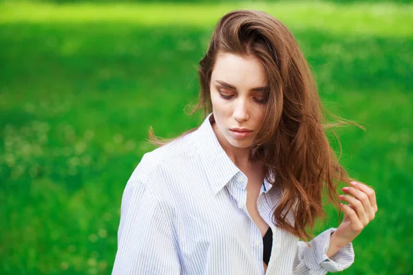 若いですブルネット女性で白いシャツに夏の通りの背景 — ストック写真