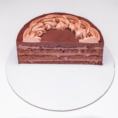 Çırpılmış ganache ile kaplı ev yapımı çikolatalı pasta.