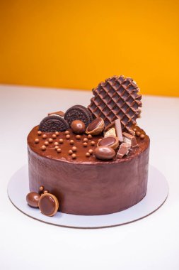 Ev yapımı çikolatalı pasta, şekerle süslenmiş.