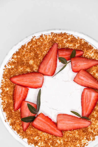 Whole Homemade Honey Cake Garnished Strawberry Slices — Stock Photo, Image
