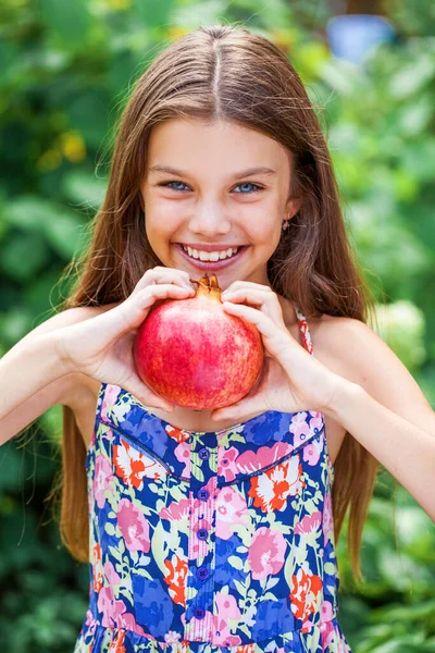 Portrét Malé Holčičky Granátovým Jablkem — Stock fotografie