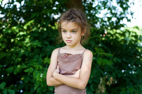 Πορτρέτο Του Όμορφου Μικρού Κοριτσιού Στο Φόντο Του Θερινού Πάρκου — Φωτογραφία Αρχείου