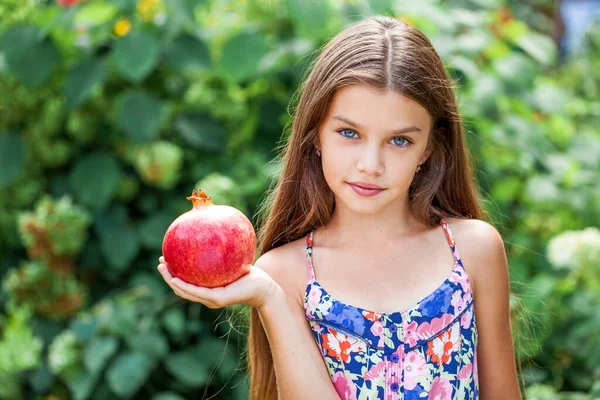 Porträtt Liten Flicka Med Ett Granatäpple Royaltyfria Stockbilder