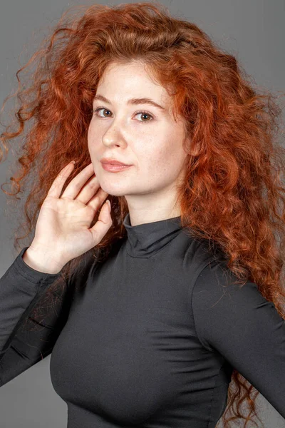 Portrait Une Jeune Fille Aux Cheveux Roux Isolée Sur Fond — Photo