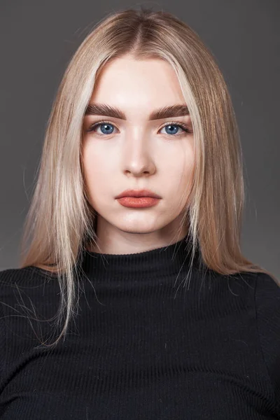 Porträt Eines Jungen Blonden Mädchens Auf Dunklem Hintergrund — Stockfoto