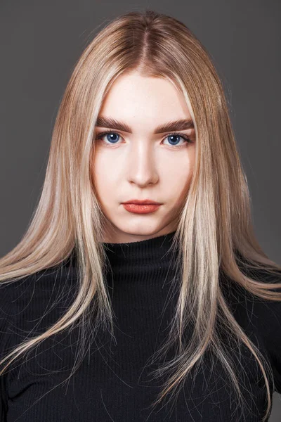 Retrato Una Joven Rubia Sobre Fondo Oscuro — Foto de Stock