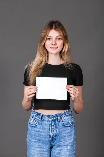 Boş Bir Kağıt Parçasıyla Genç Bir Kızın Portresi Yazıt Için — Stok fotoğraf