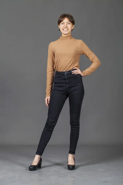 Full Body Portret Van Een Jonge Mooie Brunette Model Jeans — Stockfoto