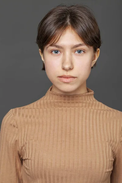 Közelkép Portré Egy Fiatal Gyönyörű Barna Modell Elszigetelt Szürke Háttér — Stock Fotó