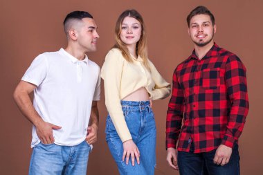 Stüdyo portresi, bir grup genç.