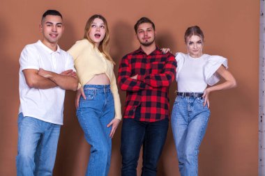 Stüdyo portresi, bir grup genç.