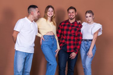 Stüdyo portresi, bir grup genç.