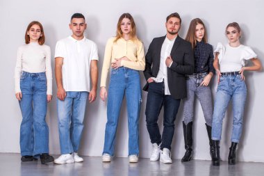 Stüdyo portresi, bir grup genç.