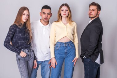 Stüdyo portresi, bir grup genç.