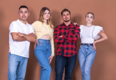 Stüdyo portresi, bir grup genç.