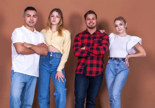 Stüdyo portresi, bir grup genç.