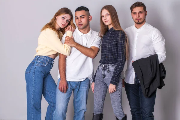 Studioporträt Gruppe Junger Leute — Stockfoto