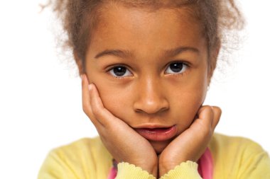 İzole edilmiş beyaz arka planda küçük bir kızın portresi.