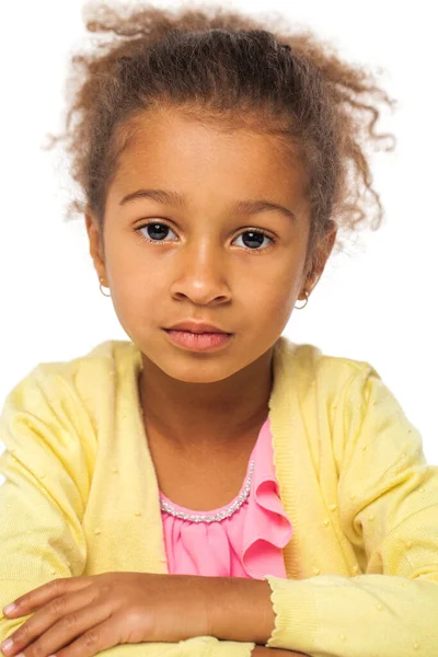 Zole Edilmiş Beyaz Arka Planda Küçük Bir Kızın Portresi — Stok fotoğraf