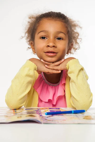 Retrato Uma Menina Fundo Isolado Branco — Fotografia de Stock