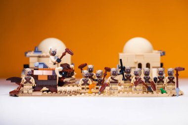 RUSSIA, SAMARA, 24 Ocak 2022 - Tatooine 'deki Lego Yıldız Savaşları Tusken yağmacıları