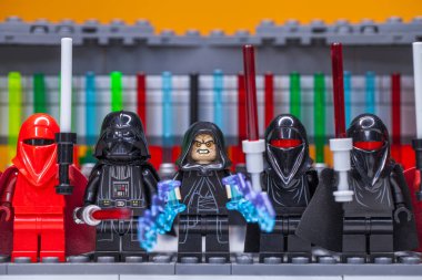Rusya, Samara, 15 Şubat 2020 - Lego Yıldız Savaşları Minyatür Yapımcısı. Kızıl Muhafız, İmparator Darth Sidious, Darth Vader, Darth Moul