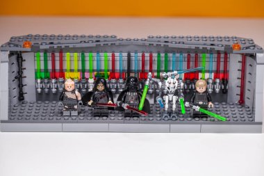 Rusya, Samara, 15 Şubat 2020 - Lego Yıldız Savaşları Minyatür Yapımcısı. Kızıl Muhafız, İmparator Darth Sidious, Darth Vader, Darth Moul