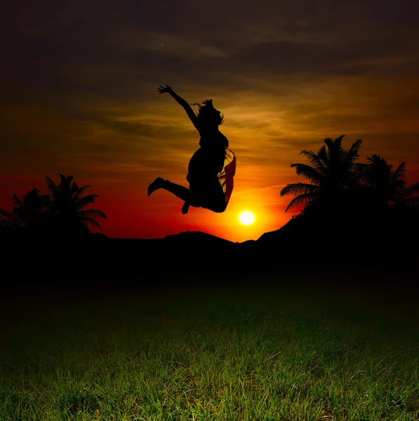 Mädchen springt — Stockfoto