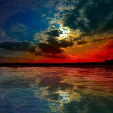 Gün batımında göl