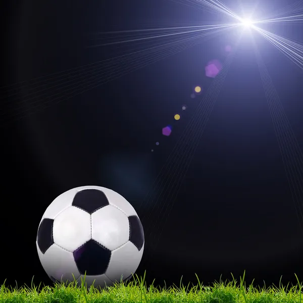 Yeşil çimlerin üzerinde futbol topu — Stok fotoğraf
