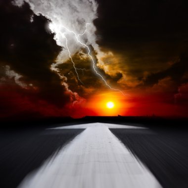 bir karanlık gece araba yolu