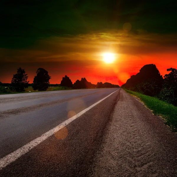 Asphaltstraße bei Sonnenuntergang — Stockfoto