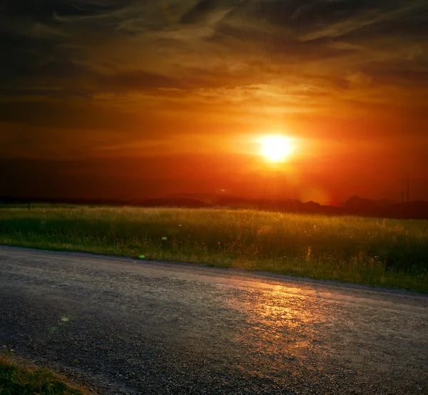 Estrada de asfalto ao pôr do sol — Fotografia de Stock