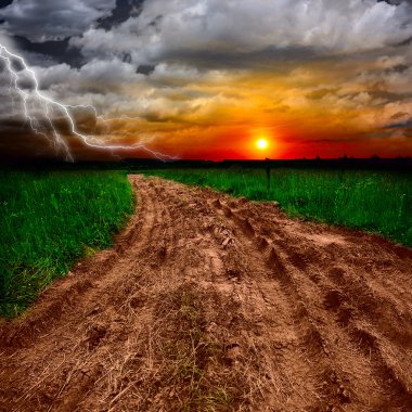 gün batımında toprak yol