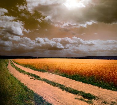 gün batımında toprak yol
